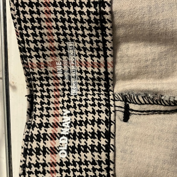 Like new. Old Navy sz 14. Waist 30”-31” inseam cropped in is 26”. Real pkts in - Picture 5 of 11